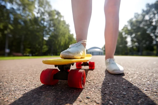 Gros plan de pieds féminins chevauchant skateboard court — Photo