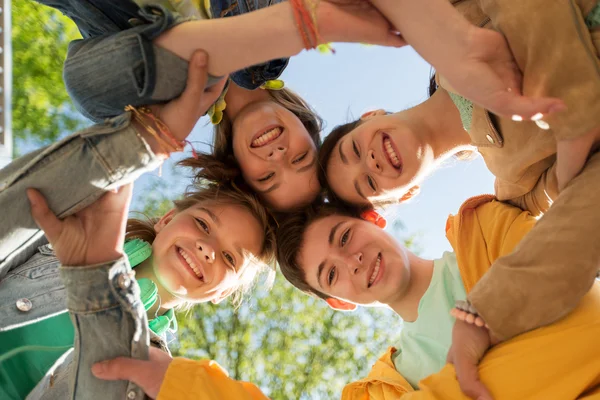 Gruppo di amici adolescenti felici — Foto Stock