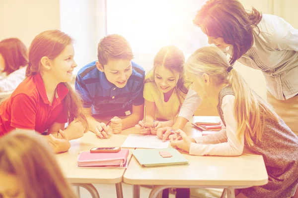 Groupe d'écoliers test d'écriture en classe — Photo