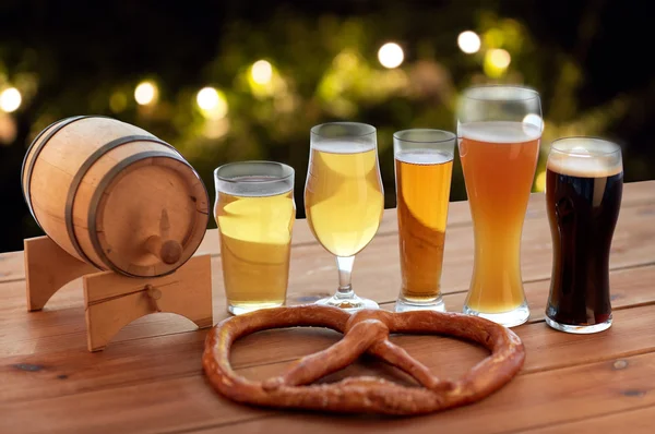 Primer plano de vasos de cerveza, barril y pretzel — Foto de Stock