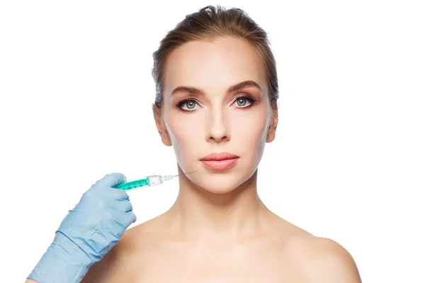 Vrouw gezicht en hand met maken van injectie spuit — Stockfoto