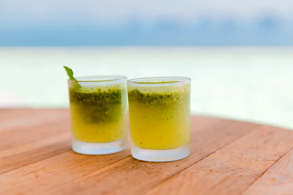 Gläser mit frischem Saft oder Cocktail am Strand — Stockfoto