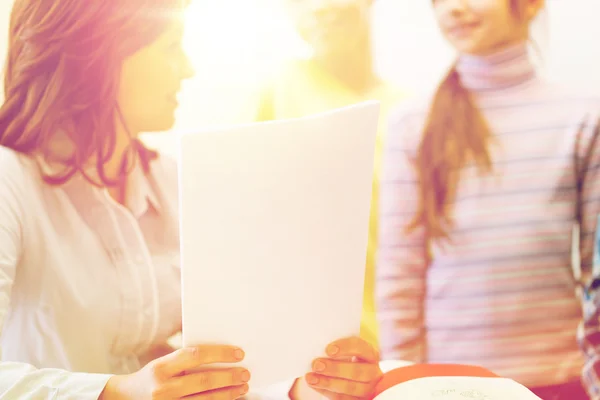 Close up of school kids with teacher in classroom — Stock fotografie