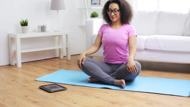 Femme africaine heureuse exerçant sur tapis à la maison — Video