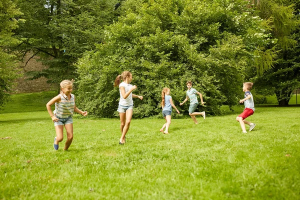 Glückliche Kinder laufen und spielen im Freien — Stockfoto
