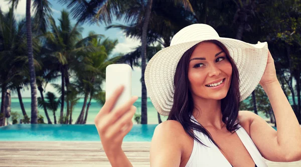 Mujer joven tomando selfie con smartphone — Foto de Stock