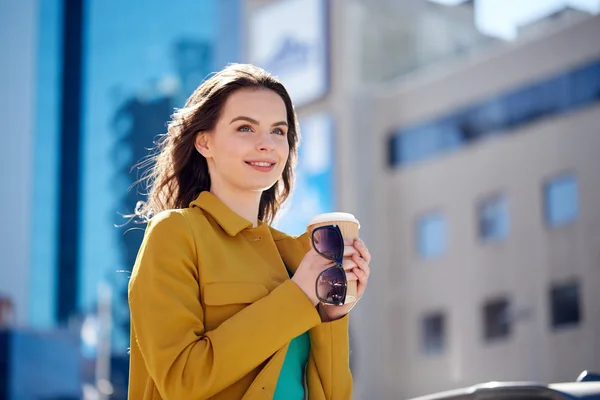 Szczęśliwa młoda kobieta, picie kawy na ulicy miasta — Zdjęcie stockowe
