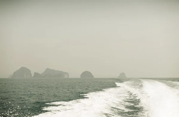 Vitorlás hajó vagy jacht a tábláról kilátással az óceánra — Stock Fotó