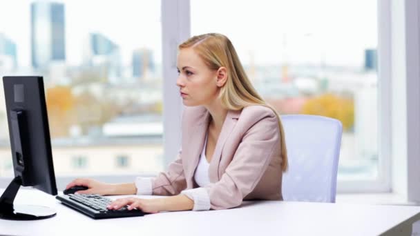 Jeune femme d'affaires avec saisie informatique au bureau — Video