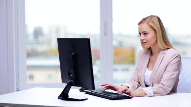 Junge Geschäftsfrau tippt im Büro am Computer — Stockvideo