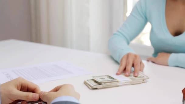 Mujer pagando dinero a agente inmobiliario y tomando llave de la casa — Vídeo de stock