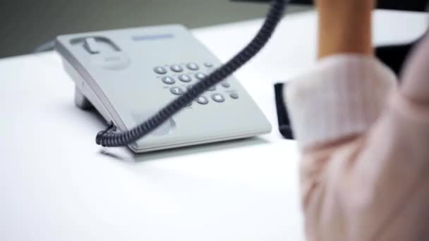 Numéro de téléphone de la femme au bureau — Video