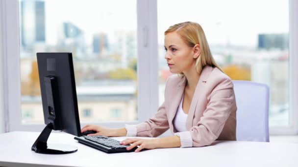 Joven empresaria con computadora escribiendo en la oficina — Vídeos de Stock