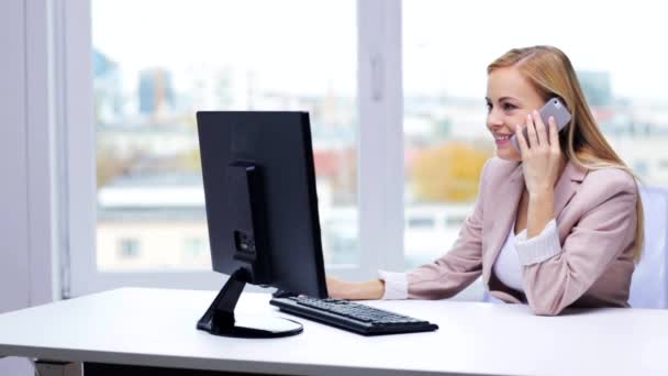 Mujer de negocios sonriente con computadora y teléfono inteligente — Vídeo de stock