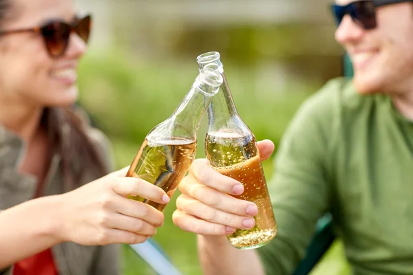 Närbild av Happy par spottar drinkar utomhus — Stockfoto