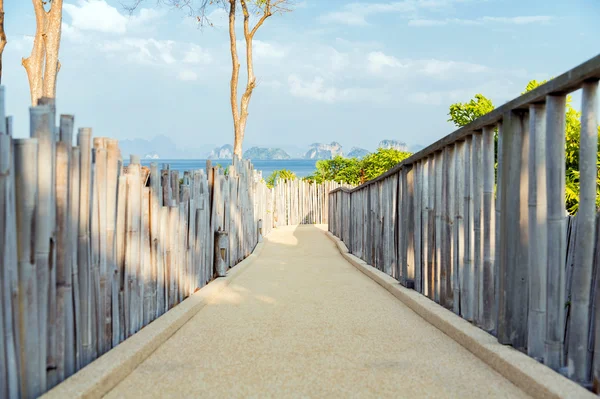 Camino con valla a orillas del mar —  Fotos de Stock