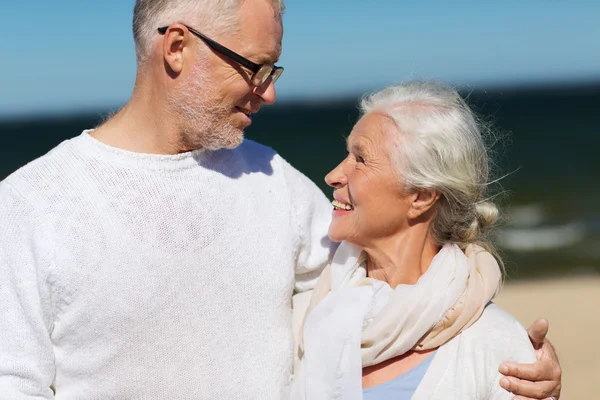 Felice coppia anziana che si abbraccia sulla spiaggia estiva — Foto Stock
