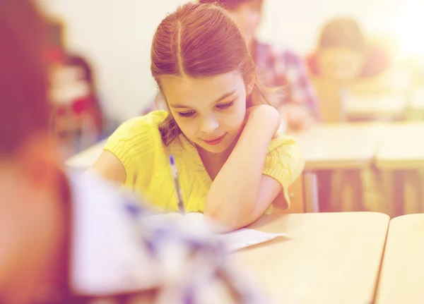 Groep van school-kids schrijven test in klas — Stockfoto