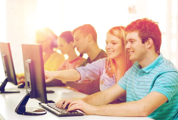 Estudiantes sonrientes en clase de informática en la escuela — Foto de Stock