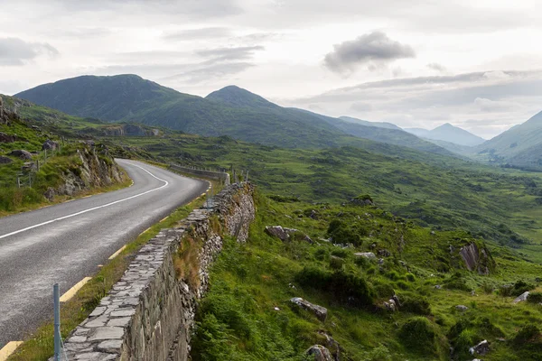 Po asfaltové silnici a kopce v connemara v Irsku — Stock fotografie