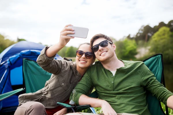 Pareja de viajeros tomando selfie por teléfono inteligente —  Fotos de Stock