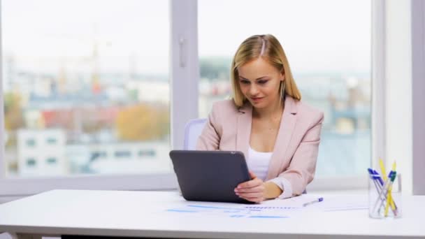 Smiling businesswoman or student with tablet pc — Stock Video