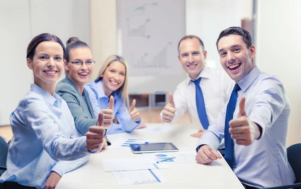 Verksamhet team visar tummen i office — Stockfoto