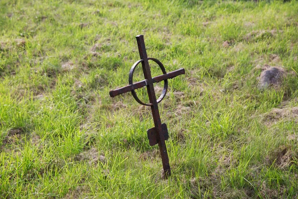 Old rusty grave cross on cemetery in ireland — Stock Photo, Image