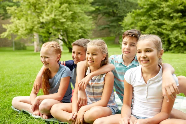 Groupe d'enfants ou d'amis heureux à l'extérieur — Photo