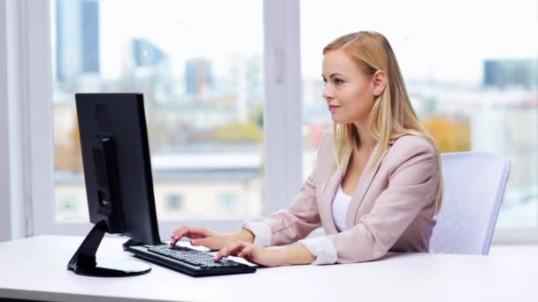 Mujer de negocios con computadora escribiendo en la oficina — Vídeo de stock