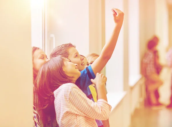 Grupp av skolbarnen tar selfie med smartphone — Stockfoto