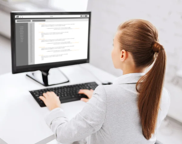 นักธุรกิจหญิงที่มีโค้ดบนคอมพิวเตอร์ที่ออฟฟิศ — ภาพถ่ายสต็อก