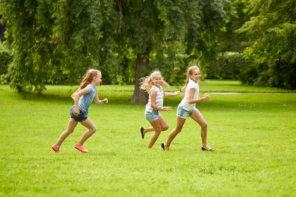 Niños felices corriendo y jugando al aire libre — Foto de Stock