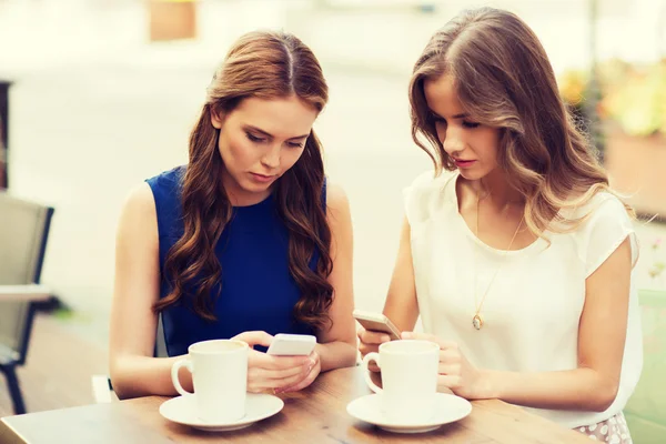 Mulheres com smartphones e café no café ao ar livre — Fotografia de Stock