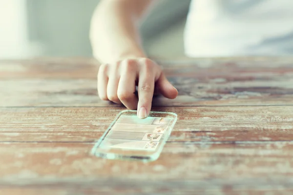 Primer plano de la mujer con teléfono inteligente transparente — Foto de Stock