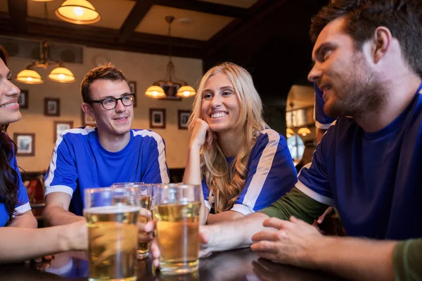 Fotbaloví fanoušci nebo s přáteli u piva ve sport baru — Stock fotografie