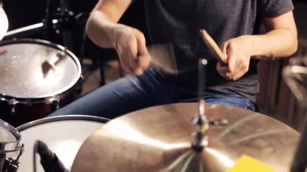 Músico masculino tocando bateria e címbalos em concerto — Vídeo de Stock