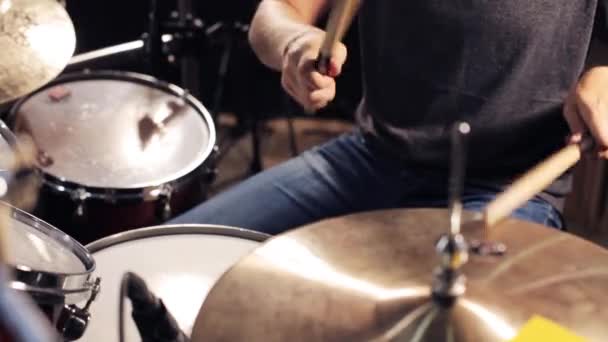 Músico masculino tocando bateria e címbalos em concerto — Vídeo de Stock