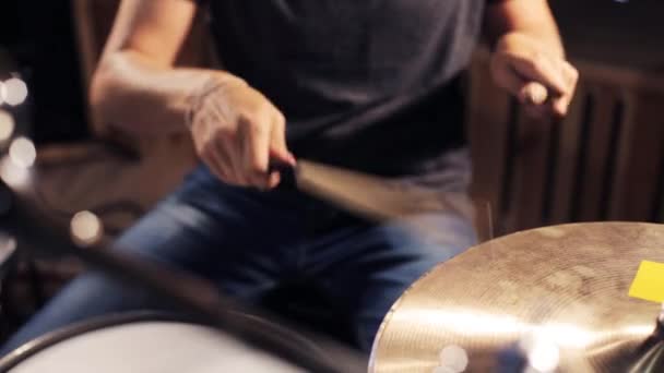 在音乐会上演奏鼓和钹的男性音乐家 — 图库视频影像