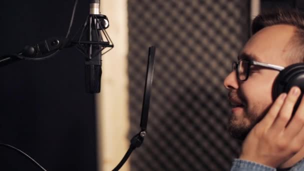 Uomo con le cuffie che canta in studio di registrazione — Video Stock