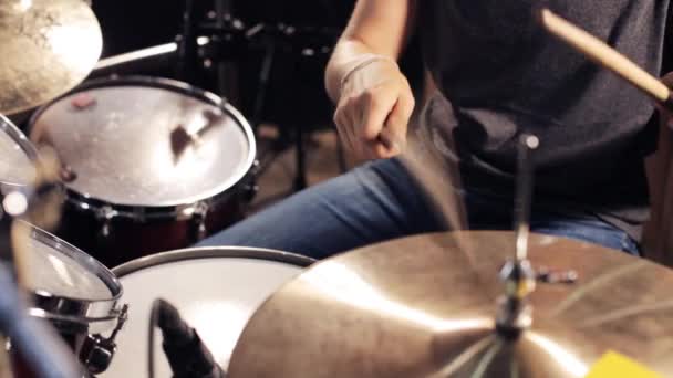 Músico masculino tocando tambores y platillos en el concierto — Vídeos de Stock