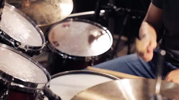 Músico masculino tocando bateria e címbalos em concerto — Vídeo de Stock