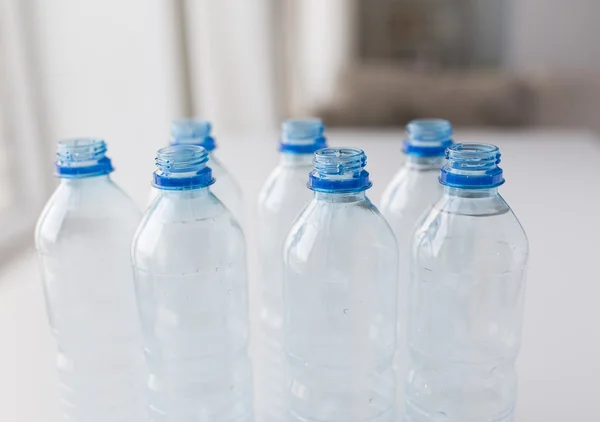 Nahaufnahme von Flaschen mit Trinkwasser auf dem Tisch — Stockfoto