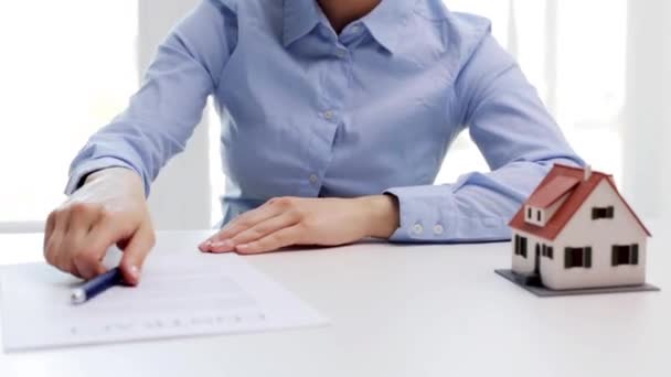 Mujer con modelo de casa y contrato de firma de pluma — Vídeos de Stock