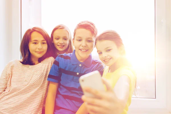 Grupo de escolares tomando selfie con smartphone — Foto de Stock