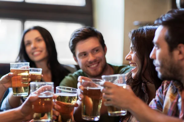 Happy přátelé pití piva na bar či hospodu — Stock fotografie