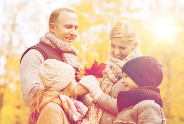 Lycklig familj i höstparken — Stockfoto