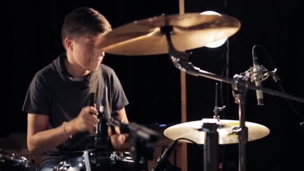 Músico masculino tocando tambores y platillos en el concierto — Vídeo de stock