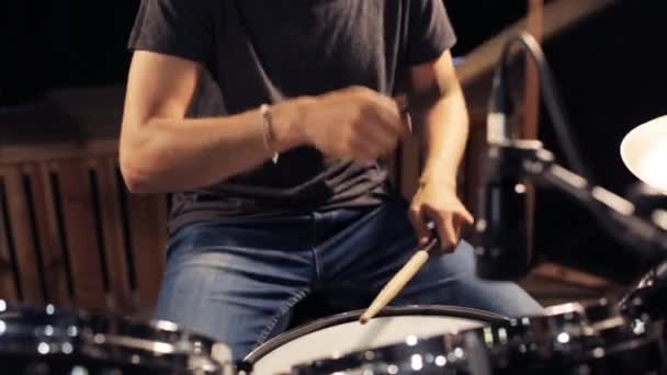 Músico masculino tocando bateria e címbalos em concerto — Vídeo de Stock