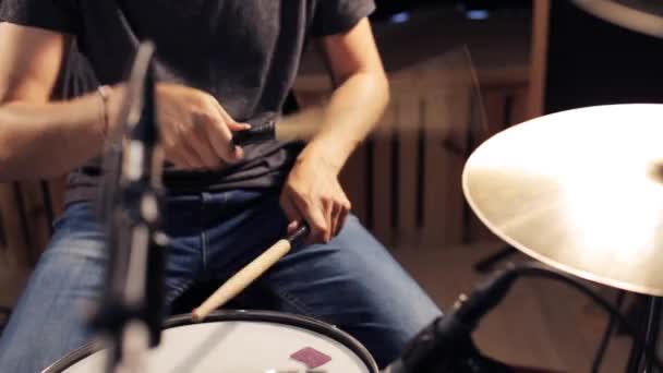 Musicien masculin jouant de la batterie et des cymbales au concert — Video